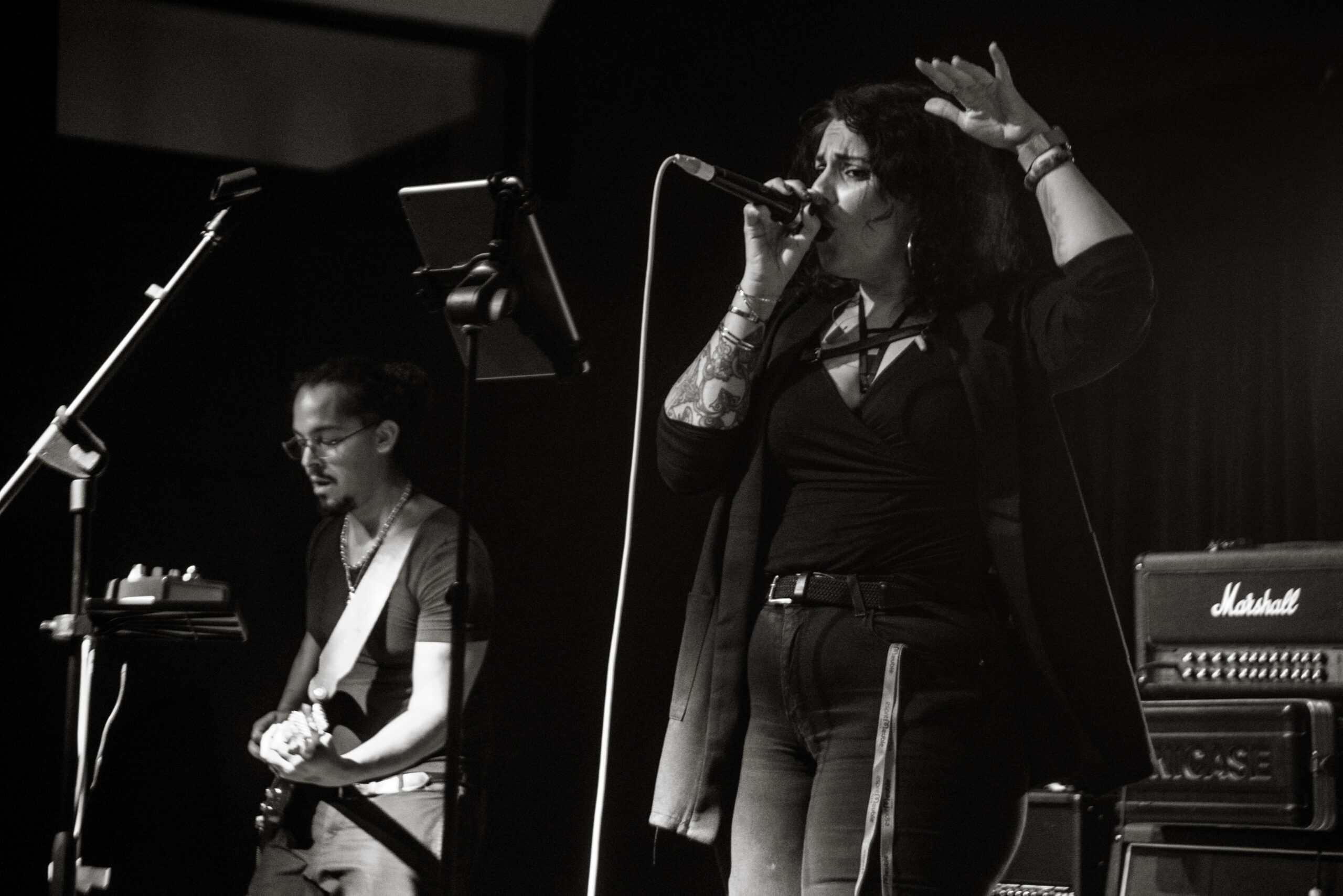 Sarah qui chante avec ses mains... toujours et Benjamin concentré